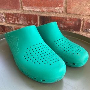 Woman’s size 38-39 calzuro clogs